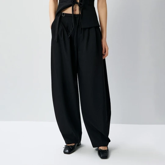 Zdjęcie produktu Czarne spodnie baggy tailoring z klamerką House