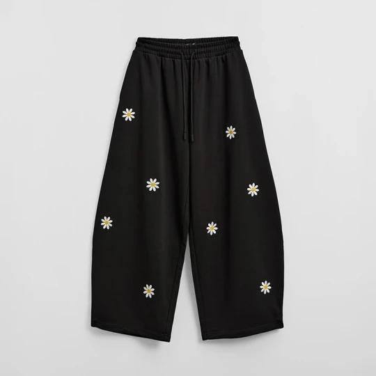 Zdjęcie produktu Czarne spodnie dresowe barrel fit z haftem stokrotek House
