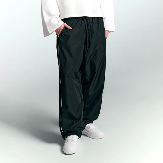 Zdjęcie produktu Czarne spodnie relaxed fit z białymi lampasami House