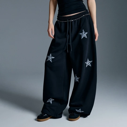 Zdjęcie produktu Czarne spodnie wide leg z aplikacją gwiazdek w panterkę House