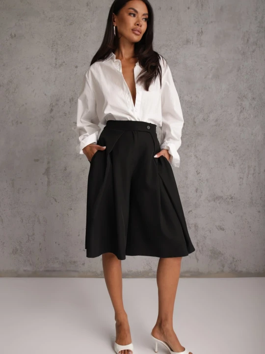 Zdjęcie produktu Czarne Szerokie Szorty Eleganckie Bermudy High Waist z Zaszewkami w Talii Choniala Jumelle