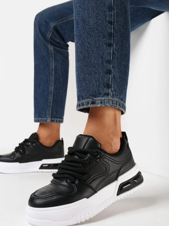 Zdjęcie produktu Czarne Sznurowane Sneakersy na Grubej Podeszwie z Przeszyciami Malacia