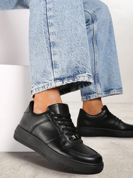 Zdjęcie produktu Czarne Sznurowane Sneakersy Ozdobione Perforacją Ellemisa