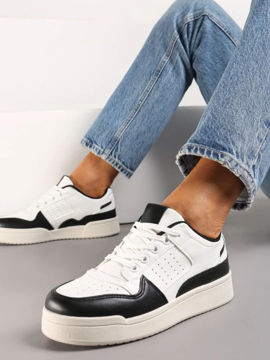Zdjęcie produktu Czarno-Białe Sznurowane Sneakersy z Ekoskóry na Grubej Podeszwie z Ozdobnymi Łatkami Anaviria