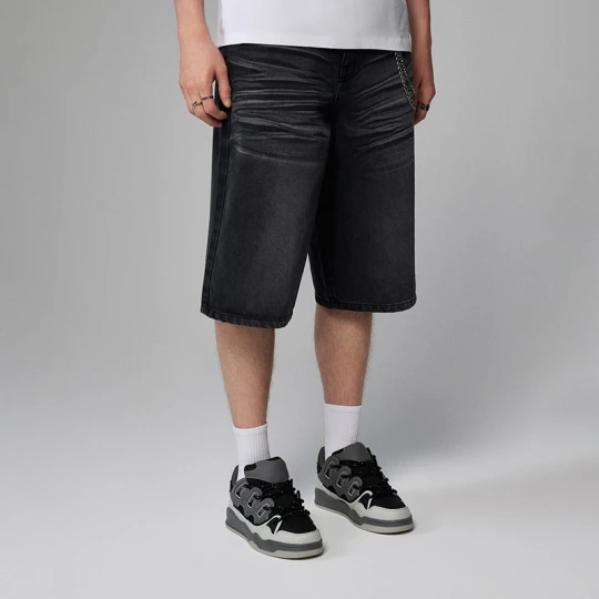 Zdjęcie produktu Czarne szorty jeansowe baggy fit z motywem czaszki z tyłu House