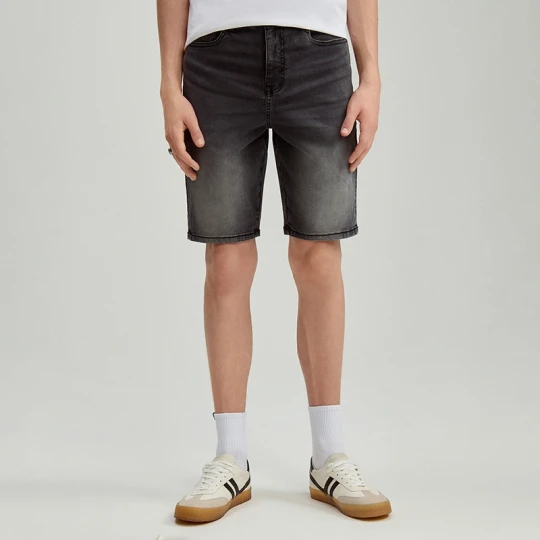 Zdjęcie produktu Czarne szorty jeansowe slim comfort przed kolano House