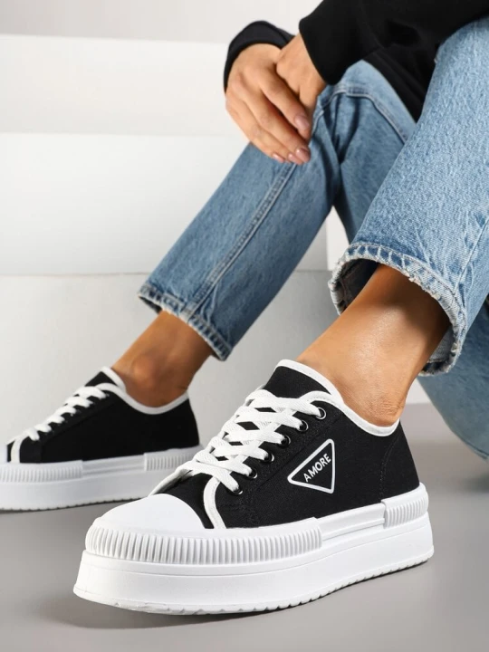 Zdjęcie produktu Czarne Trampki na Podwójnej Podeszwie z Ozdobnym Znaczkiem na Cholewce Alivrelia Ideal