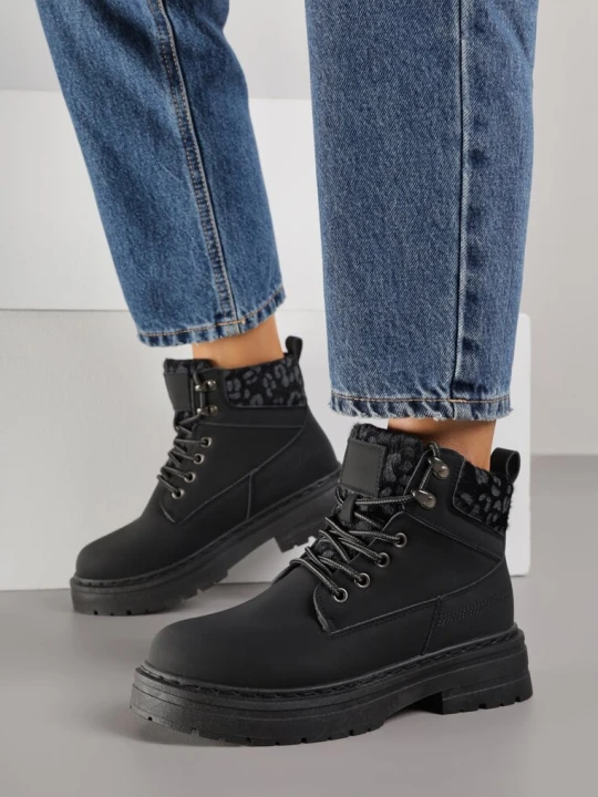 Zdjęcie produktu Czarne Trapery Zdobione Wzorzystymi Wstawkami Vetiane Fashion Belle