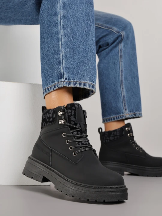 Zdjęcie produktu Czarne Trapery ze Wstawkami we Wzór Vetiara Fashion Belle