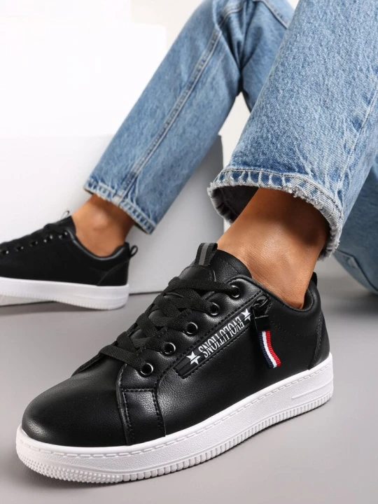 Zdjęcie produktu Czarne Wiązane Sneakersy przed Kostkę z Ozdobnym Suwakiem i Naszywką Hypatha