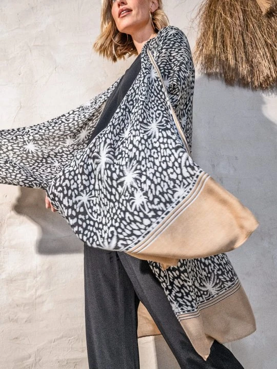 Zdjęcie produktu Czarne wiskozowe ponczo damskie z printem – Resort Spirit Olsen