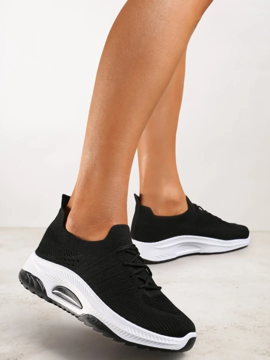 Zdjęcie produktu Czarne Wsuwane Buty Sportowe w Skarpetkowym Stylu z Ozdobną Podeszwą Moonlise