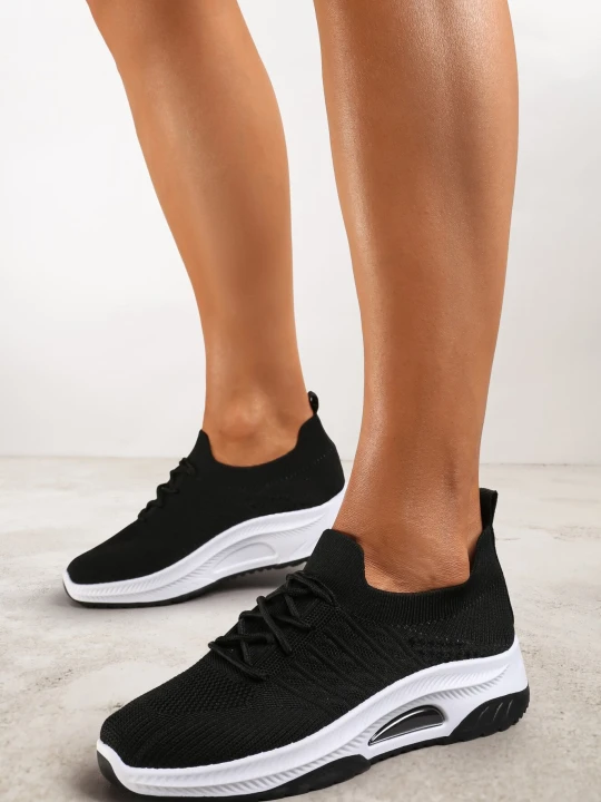 Zdjęcie produktu Czarne Wsuwane Buty Sportowe z Elastyczną Cholewką i Ozdobną Wstawką na Podeszwie Moonsara