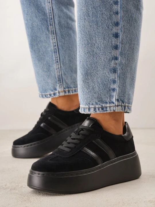 Zdjęcie produktu Czarne Zamszowe Sneakersy na Grubej Podeszwie ze Skórzaną Wkładką Riovessa Goodin