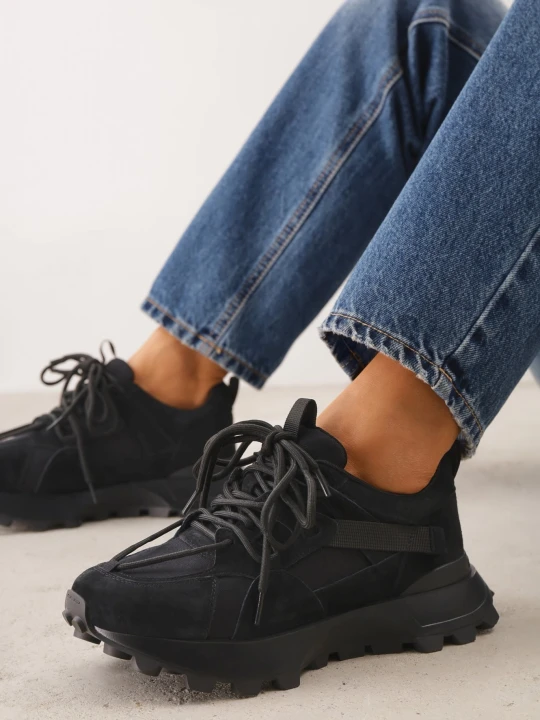 Zdjęcie produktu Czarne Zamszowe Sneakersy w Stylu Chunky z Podwójnym Wiązaniem i Perforacją Kildei Goodin