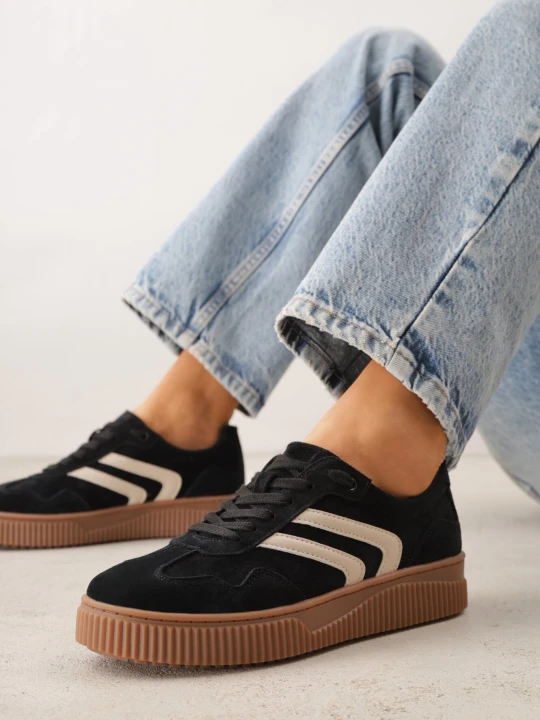 Zdjęcie produktu Czarne Zamszowe Sneakersy w Stylu Kultowych Tenisówek ze Skórzaną Wkładką Berosele Santorio