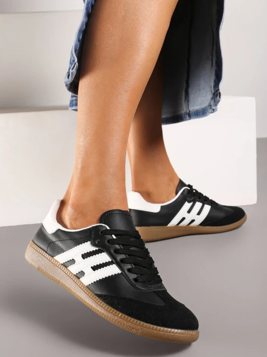 Zdjęcie produktu Czarno-Białe Casualowe Sznurowane Sneakersy na Płaskiej Podeszwie z Paskami po Bokach Weiara