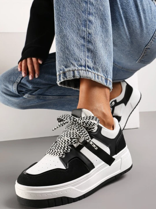Zdjęcie produktu Czarno-Białe Sneakersy na Grubej Podeszwie z Ozdobnymi Sznurówkami i Zawieszką Xalenia