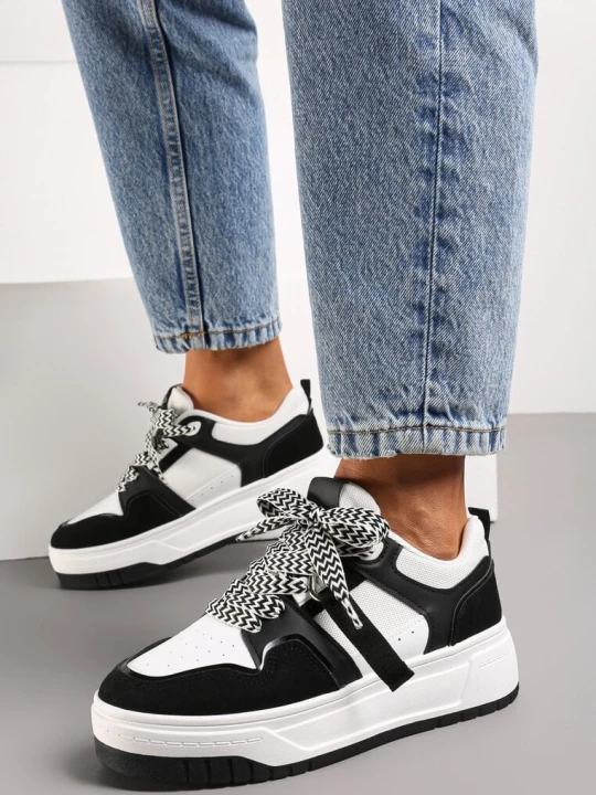 Zdjęcie produktu Czarno-Białe Sneakersy na Niskiej Platformie z Zawieszką i Ozdobnymi Sznurówkami Salam