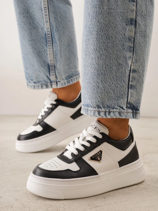 Zdjęcie produktu Czarno-Białe Sneakersy Vices na Grubej Podeszwie z Geometryczną Ozdobą i Perforacją Karvesa