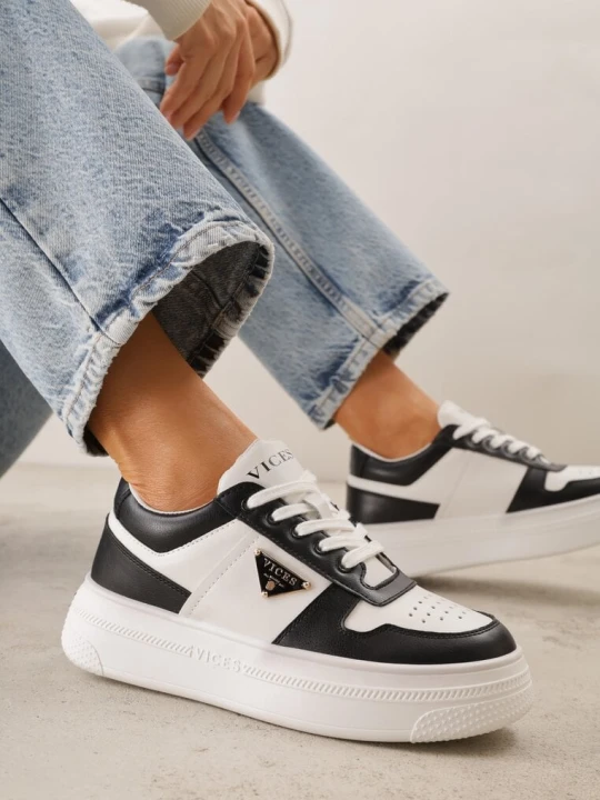 Zdjęcie produktu Czarno-Białe Sneakersy Vices na Platformie z Perforacją i Geometryczną Aplikacją Vilvesia