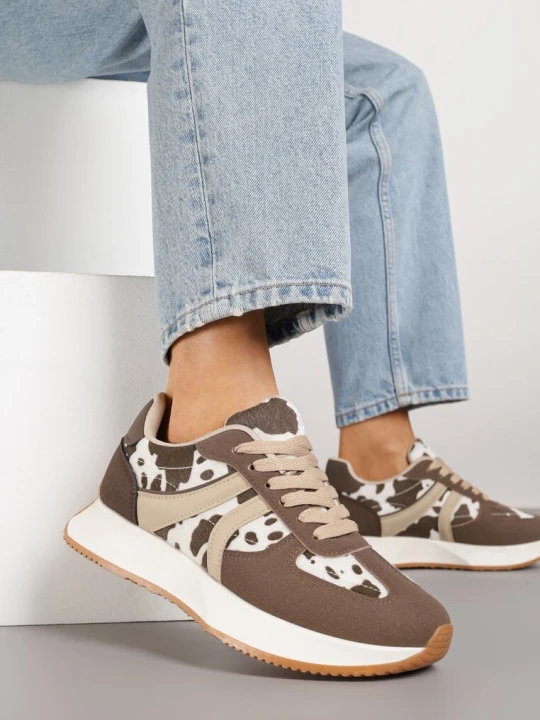 Zdjęcie produktu Brązowo-Białe Sneakersy z Geometrycznym Wzorem i Printem w Łaty Velwettia Marquiiz