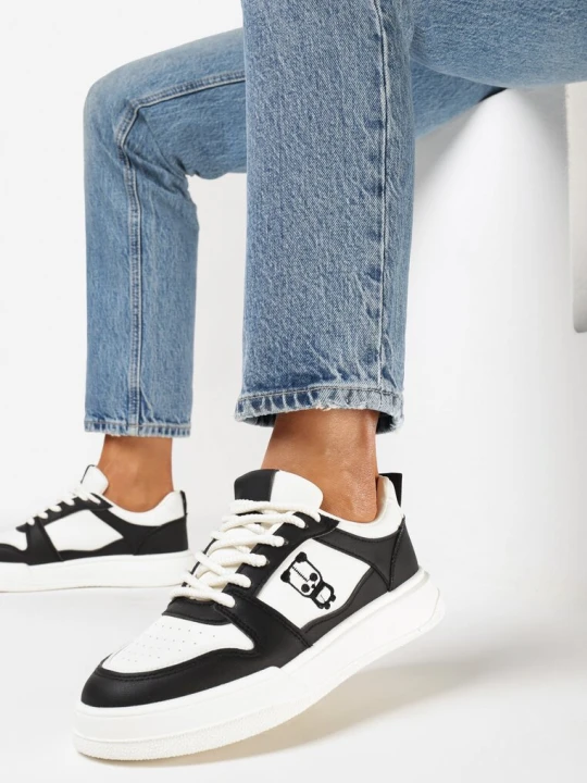 Zdjęcie produktu Czarno-Białe Sneakersy z Ozdobnym Nadrukiem i Delikatną Perforacją Bleordia