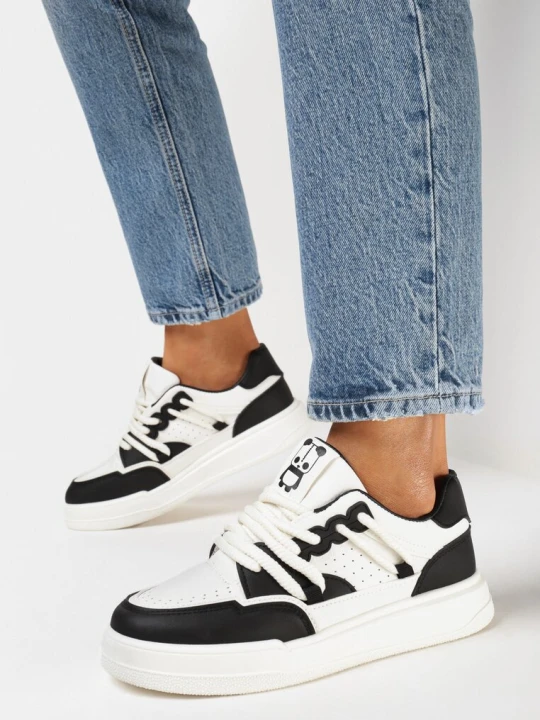 Zdjęcie produktu Czarno-Białe Sneakersy z Ozdobnym Sznurowaniem i Naszywką z Pandą Velwisa