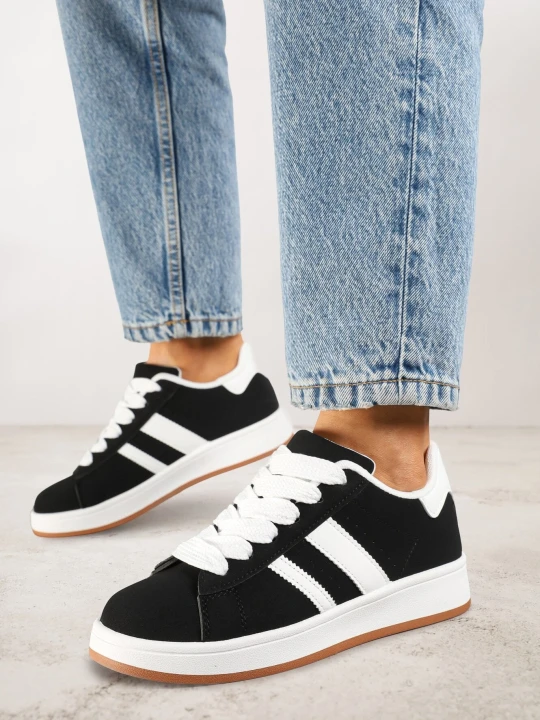 Zdjęcie produktu Czarno-Białe Sneakersy z Ozdobnymi Naszywkami z Boku Galdexis Mulanka