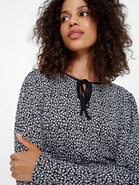 Zdjęcie produktu Czarno-biały longsleeve z wiązaniem Greenpoint