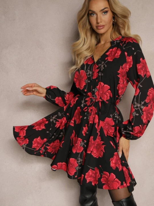 Zdjęcie produktu Czarno-Czerwona Sukienka w Kwiatowy Print o Rozkloszowanym Kroju z Wiązaniem w Talii Ameriana Lovery