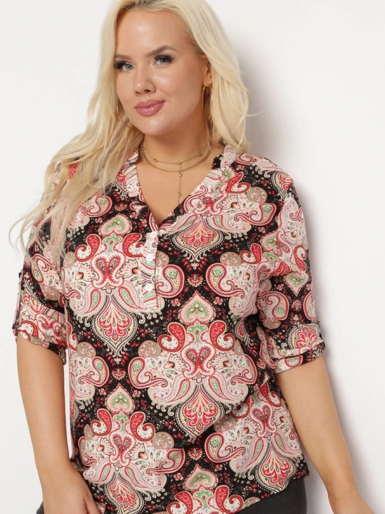 Zdjęcie produktu Czarno-Czerwona Wiskozowa Bluzka w Wzór Paisley z Zapięciem na Guziki i Trójkątnym Dekoltem Lorita J&x