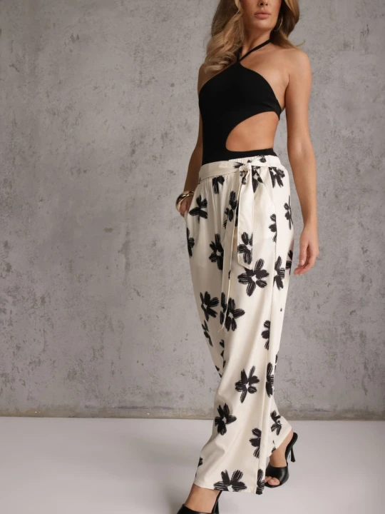 Zdjęcie produktu Czarno-Kremowe Szerokie Spodnie High Waist z Kwiatowym Printem i Wiązanym Paskiem Oramare Daysie