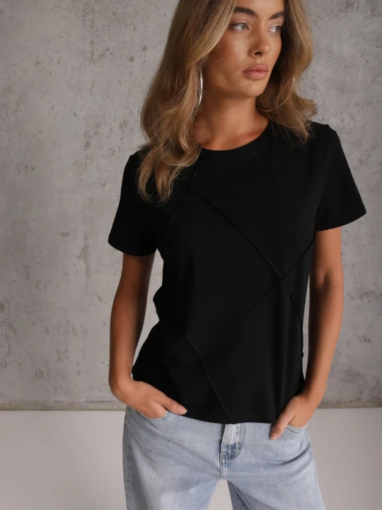 Zdjęcie produktu Czarny Bawełniany T-shirt o Klasycznym Kroju z Ozdobnymi Przeszyciami w Romby Luara Rosse Line