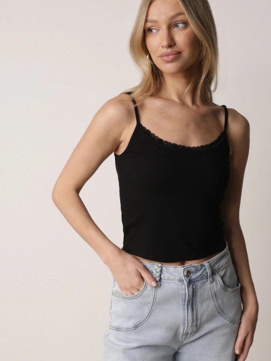 Zdjęcie produktu Czarny Bawełniany Top Bieliźniany z Koronką na Regulowanych Ramiączkach Beralisa Romee's
