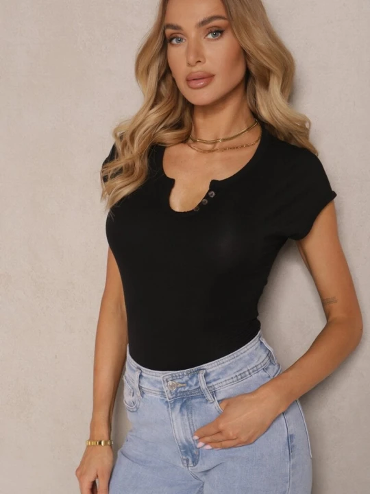 Zdjęcie produktu Czarny Dopasowany T-shirt z Ozdobnymi Guziczkami i Wycięciem przy Dekolcie Benolla Elsa.m By May