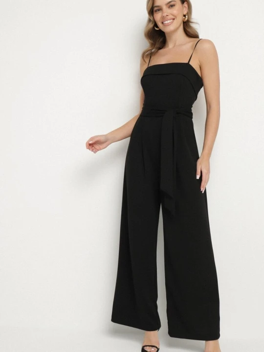 Zdjęcie produktu Czarny Kombinezon Ozdobiony Paskiem z Szerokimi Nogawkami Deolise New Collection