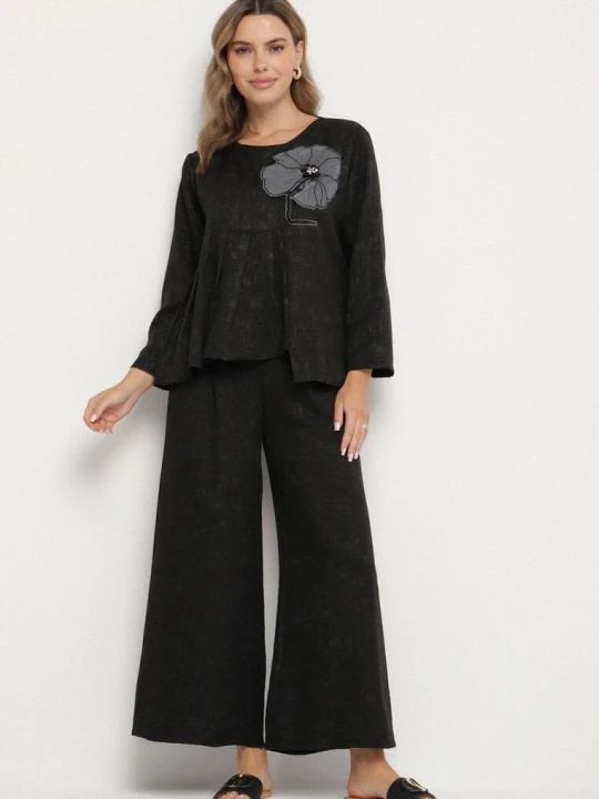 Zdjęcie produktu Czarny Komplet Bluzka z Rozkloszowanym Dołem i Aplikacją Kwiatka i Luźne Spodnie Ravirisa Pretty