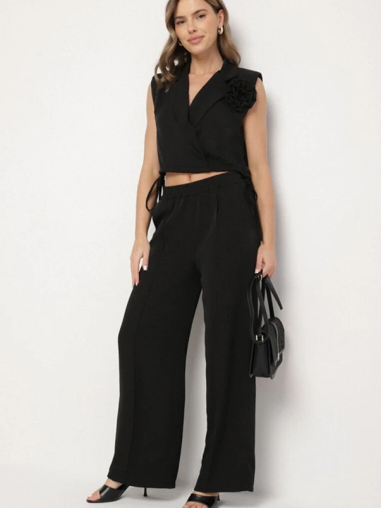 Zdjęcie produktu Czarny Komplet Kopertowa Bluzka z Kwiatową Broszką i Szerokie Spodnie Reavilia Allyson