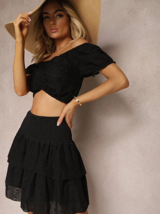 Zdjęcie produktu Czarny Komplet z Bawełny z Ażurowym Motywem Spódnica z Falbanami oraz Gumką w Talii High Waist i Krótka Bluzka Ozdobiona Ściągaczem Aricella