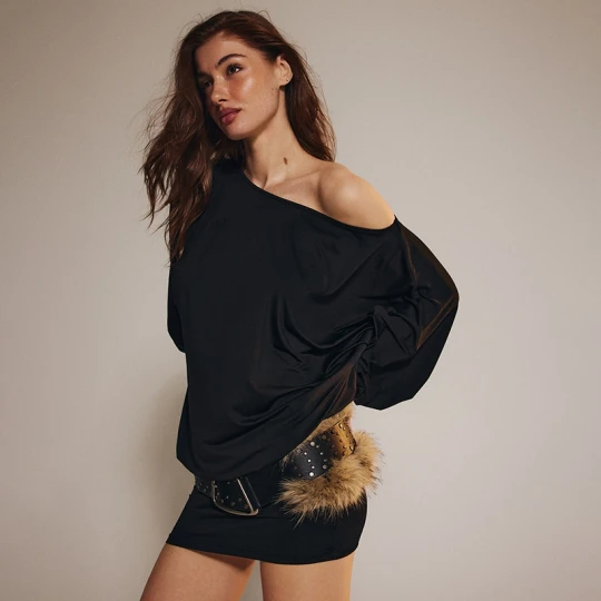 Zdjęcie produktu Czarny pasek ze sztucznym futerkiem i nitami House x Klaudia Sadownik