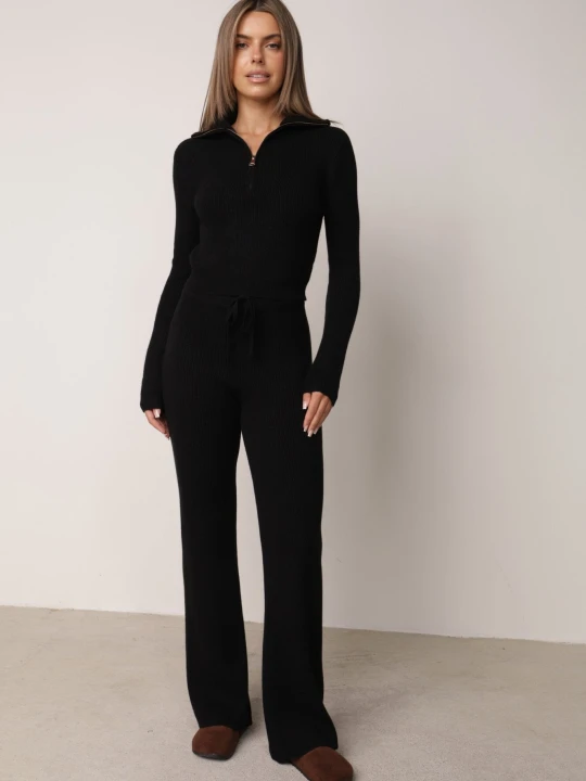 Zdjęcie produktu Czarny Prążkowany Komplet Dzianinowy z Wiskozą Spodnie i Sweter ze Stójką Taraliel M&d Fashion