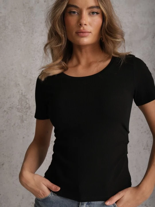 Zdjęcie produktu Czarny T-shirt w Prążki z Marszczeniami po Bokach Nedala Romee's