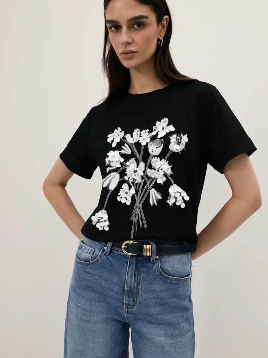 Zdjęcie produktu Czarny T-shirt z kwiatowym nadrukiem Taranko