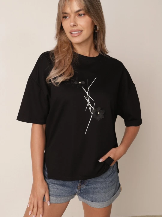Zdjęcie produktu Czarny T-shirt z Wiskozy z Perełkami i Kwiatami 3D Rossalie Rosse Line