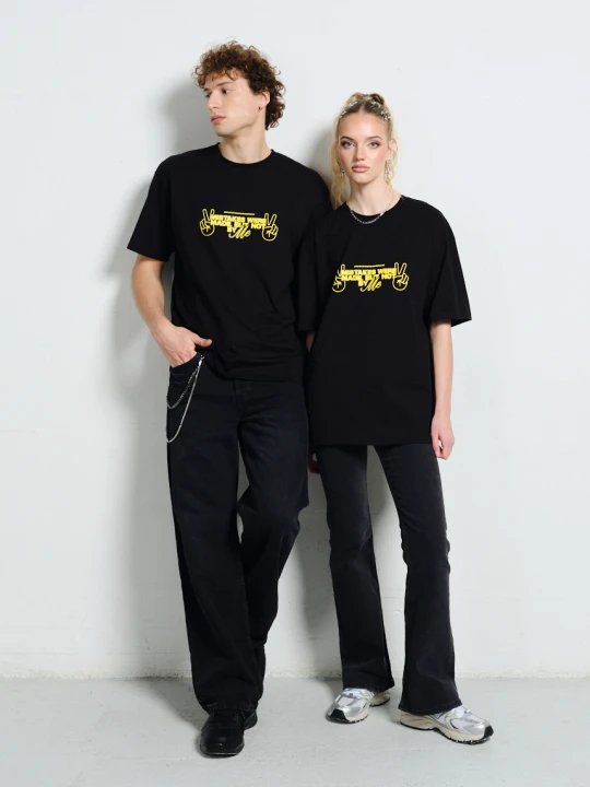 Zdjęcie produktu Czarny t-shirt z żółtym napisem Local Heroes