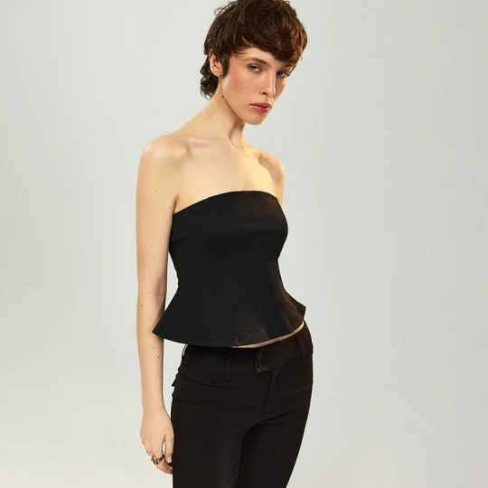 Zdjęcie produktu Czarny top bandeau z baskinką House
