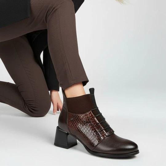 Zdjęcie produktu Botki damskie Armodo, skórzane na klocku eleganckie za kostkę zapinane na zamek, czekolada, 60503 brązowy