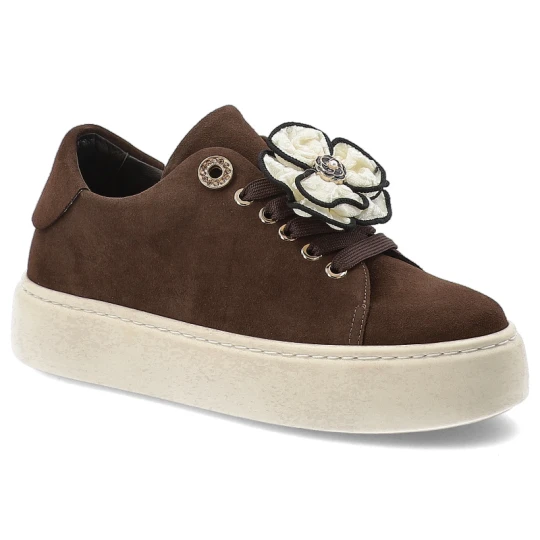 Zdjęcie produktu Sneakersy damskie Karino, skórzane z ozdobnym kwiatem na płaskiej podeszwie z okrągłym noskiem, mocca welur, 5729-015-P brązowy