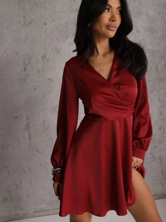 Zdjęcie produktu Czerwona Sukienka VICES z Satyny z Kopertowym Dekoltem Cunelia